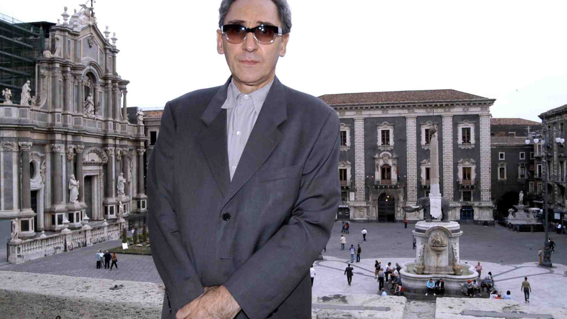 Immagine di La Catania di Battiato, nera e bianca, che incanta e mette soggezione