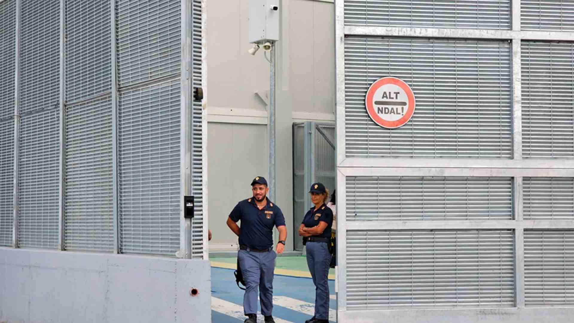 Immagine di Il caso dei 132 migranti trasferiti in Albania «senza ordini»