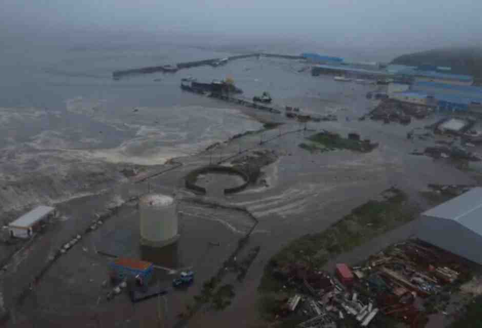 Una vista aerea della citt&agrave; di Severo-Kurilsk allagata a causa dello tsunami innescato dal terremoto (Foto di Kamchatka of Geophysical Survey/Anadolu via Getty)&nbsp;<br />
