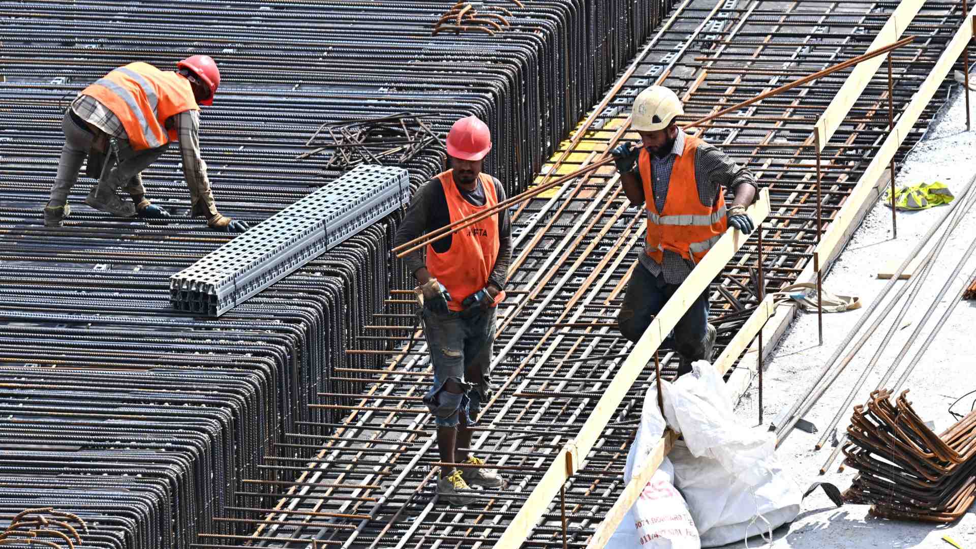 Immagine di Lavoro in Italia: la disoccupazione cala al 6,3%, ma i salari reali sono al palo