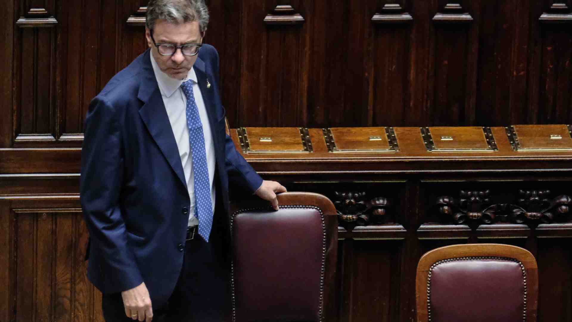 Immagine di Giorgetti di seppia e di martello. Cauto sui dazi, duro con le banche: "Difendo l'interesse nazionale"