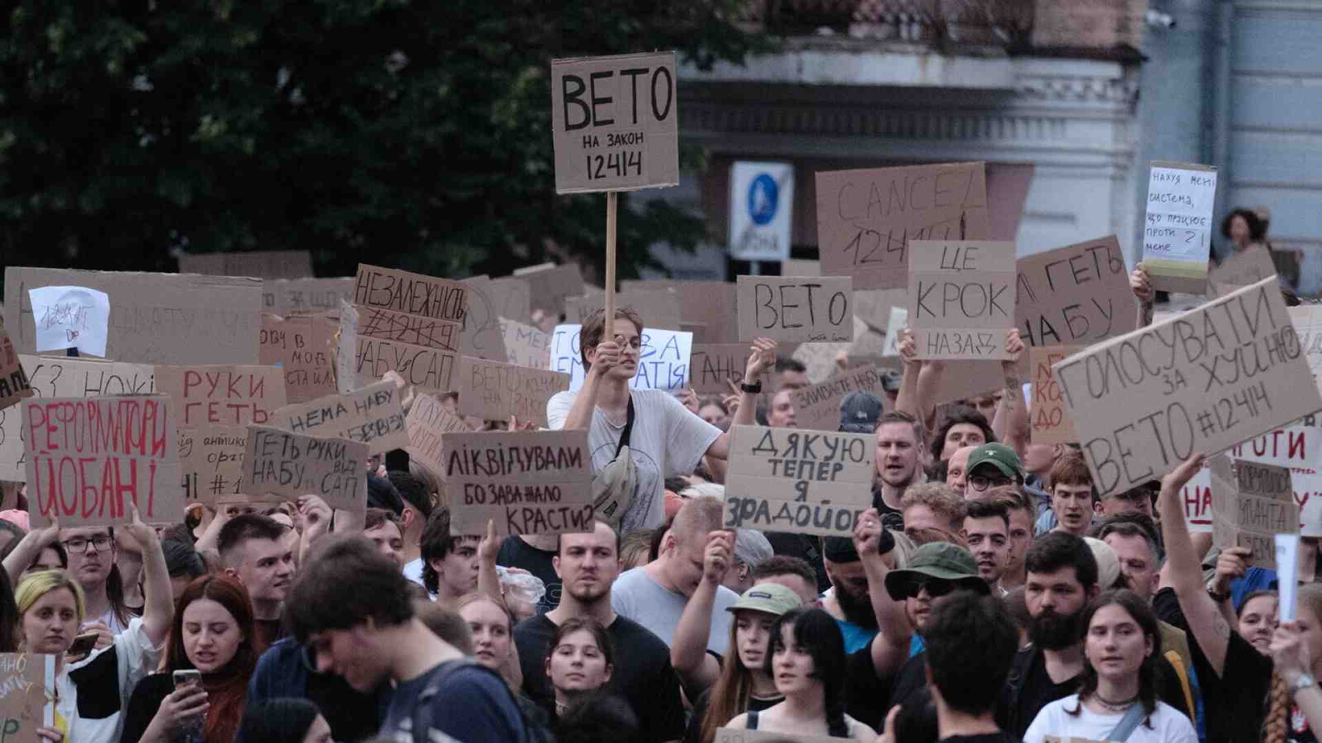 Immagine di Le nuove proteste in Ucraina e i bombardamenti di Putin su Kyiv