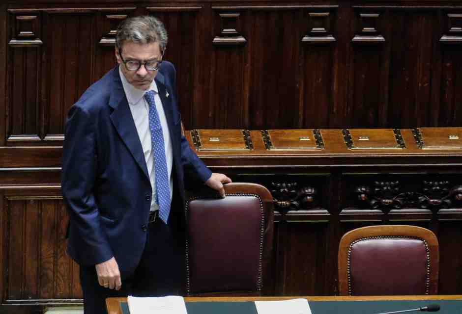 Giorgetti di seppia e di martello. Cauto sui dazi, duro con le banche: "Difendo l'interesse nazionale"