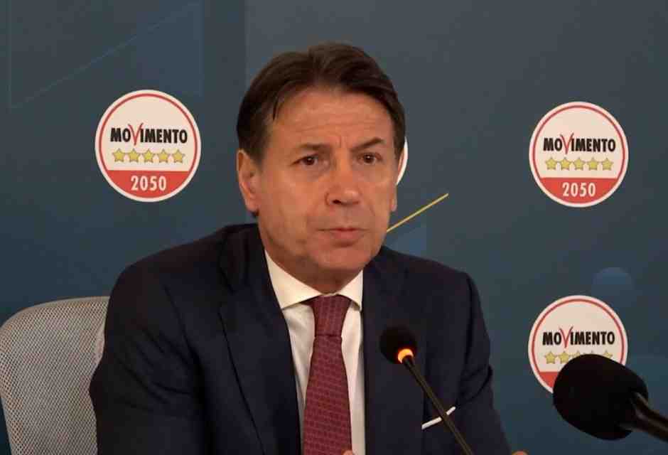 "Come faccio a superare il Pd di Schlein?". La riunione segreta di Conte con sondaggisti e comunicatori