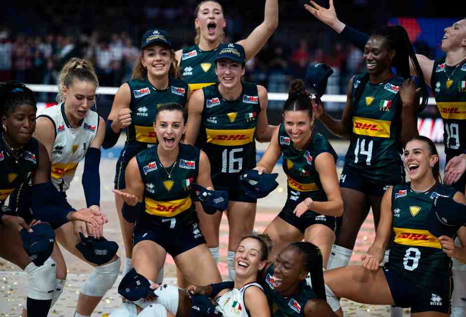 Le ragazze di Velasco festeggiano la 29esima vittoria di fila e VNL 2025 (foto Getty Images)&nbsp;<br />