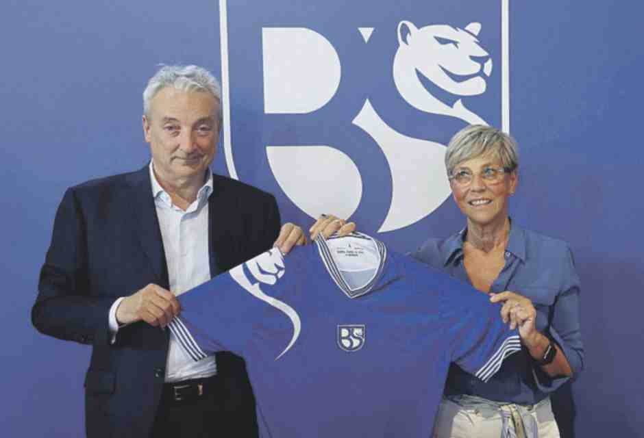 Il presidente Giuseppe Pasini e la sindaca di Brescia Laura Castelletti con la nuova maglia&nbsp;<br />