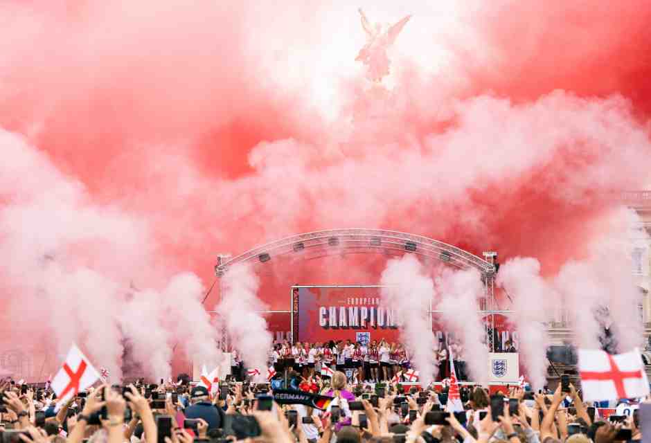 La nazionale femminile inglese, neo-campionessa di UEFA Women's EURO 2025, celebra la vittoria fuori Buckingham Palace (Getty Images)&nbsp;<br />