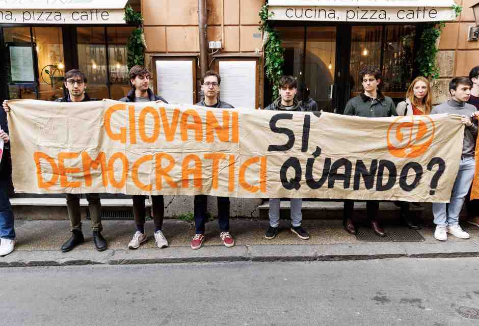 Gd in protesta davanti alla sede del Pd per chiedere la convocazione del congresso, (19-02-2024, foto LaPresse)