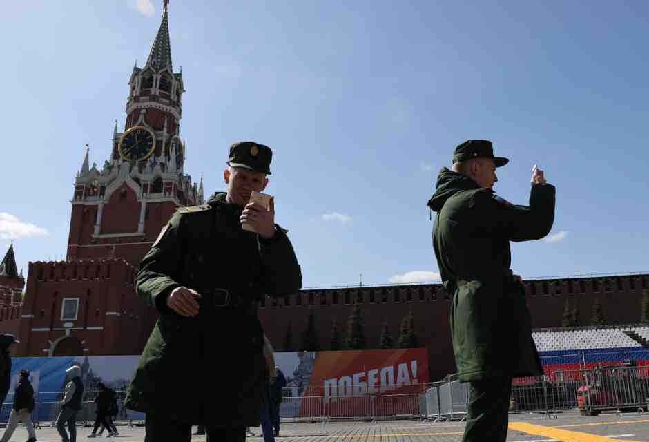 Ufficiali delle Forze Armate russe davanti al Cremlino (Foto di Contributor/Getty Images)&nbsp;<br />
