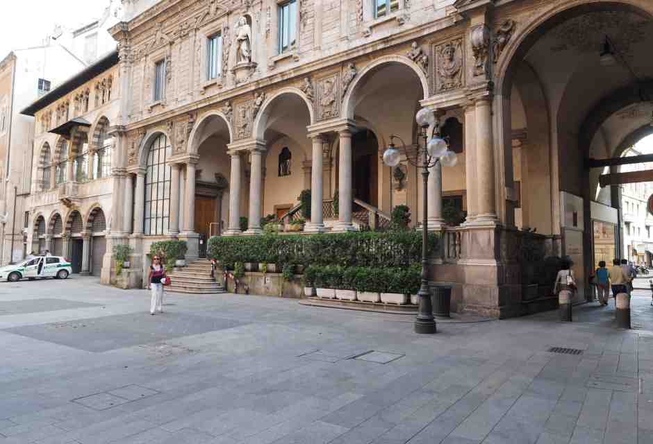 <span style="color: rgb(8, 8, 8); font-family: Lato, sans-serif; font-size: 14px;">Piazza dei Mercanti, Milano (foto Getty)</span>