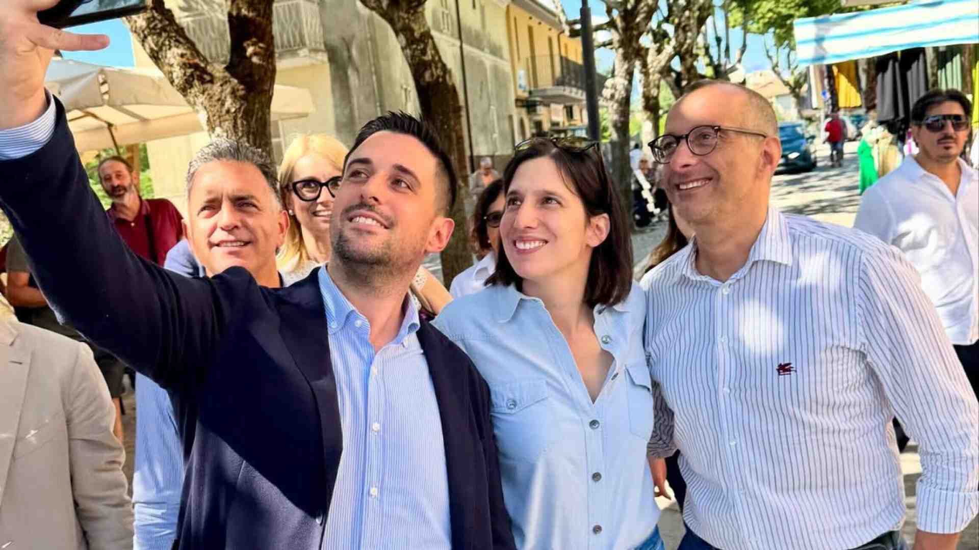 Immagine di Mentre Meloni annucia la Zes nelle Marche, Ricci pensa di evitare la foto di Pesaro con i leader