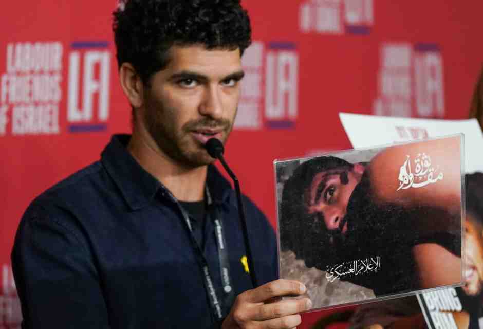 Ilay David parla, durante un evento a Liverpool, di suo fratello Evyatar, preso in ostaggio da Hamas (Foto di Ian Forsyth/Getty Images)&nbsp;<br />