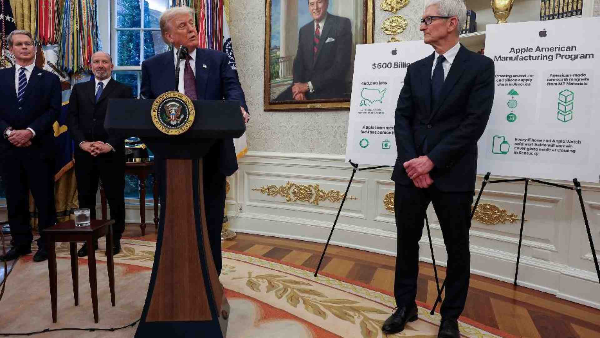 Immagine di Apple cede a Trump: investe 100 miliardi per evitare i dazi