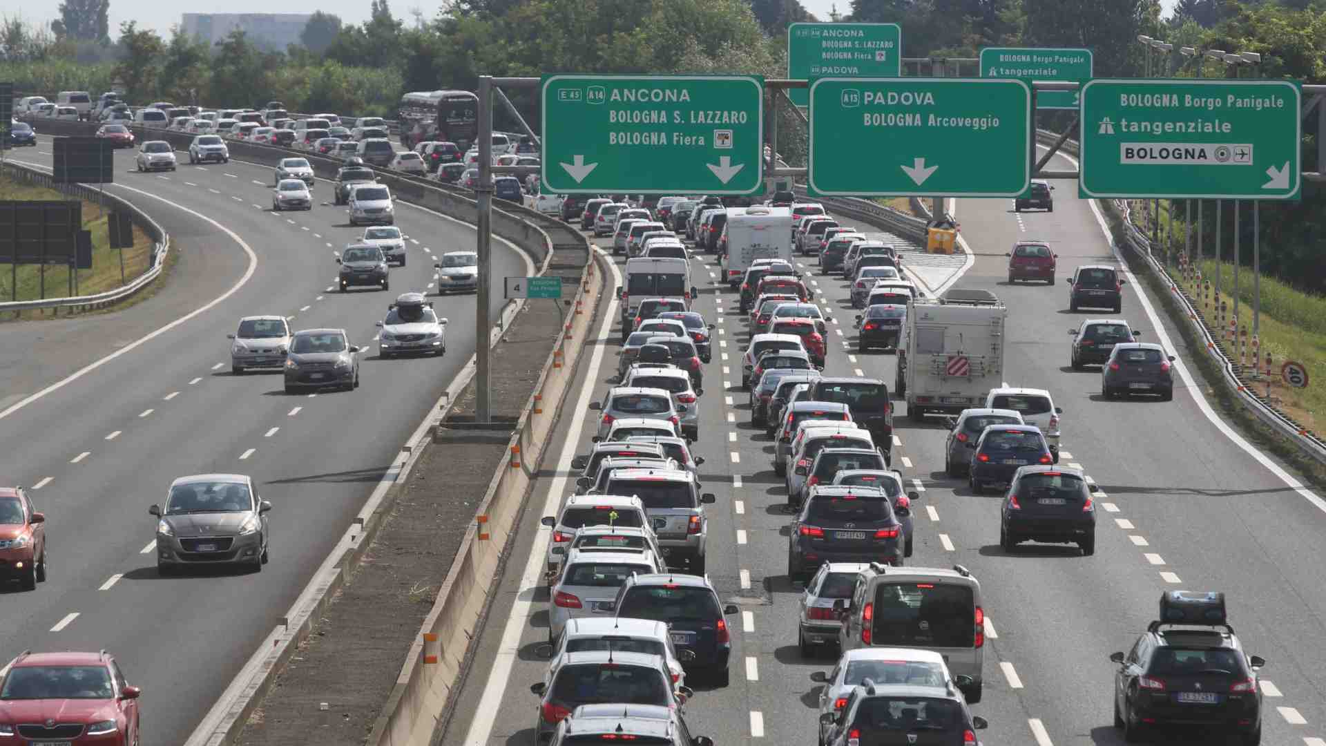 Immagine di Esodo: ecco quanto ci costano benzina, autostrade e aree di servizio
