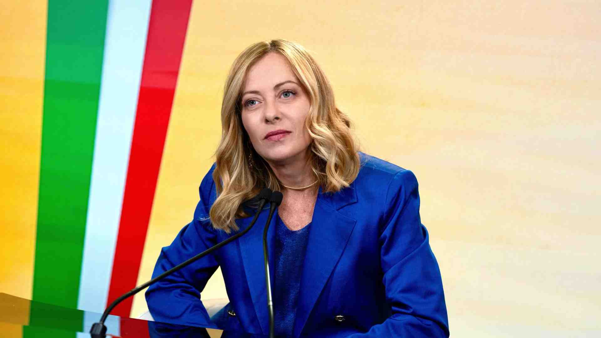 Immagine di Meloni attacca: la sinistra non ci batte e "chiama" i giudici