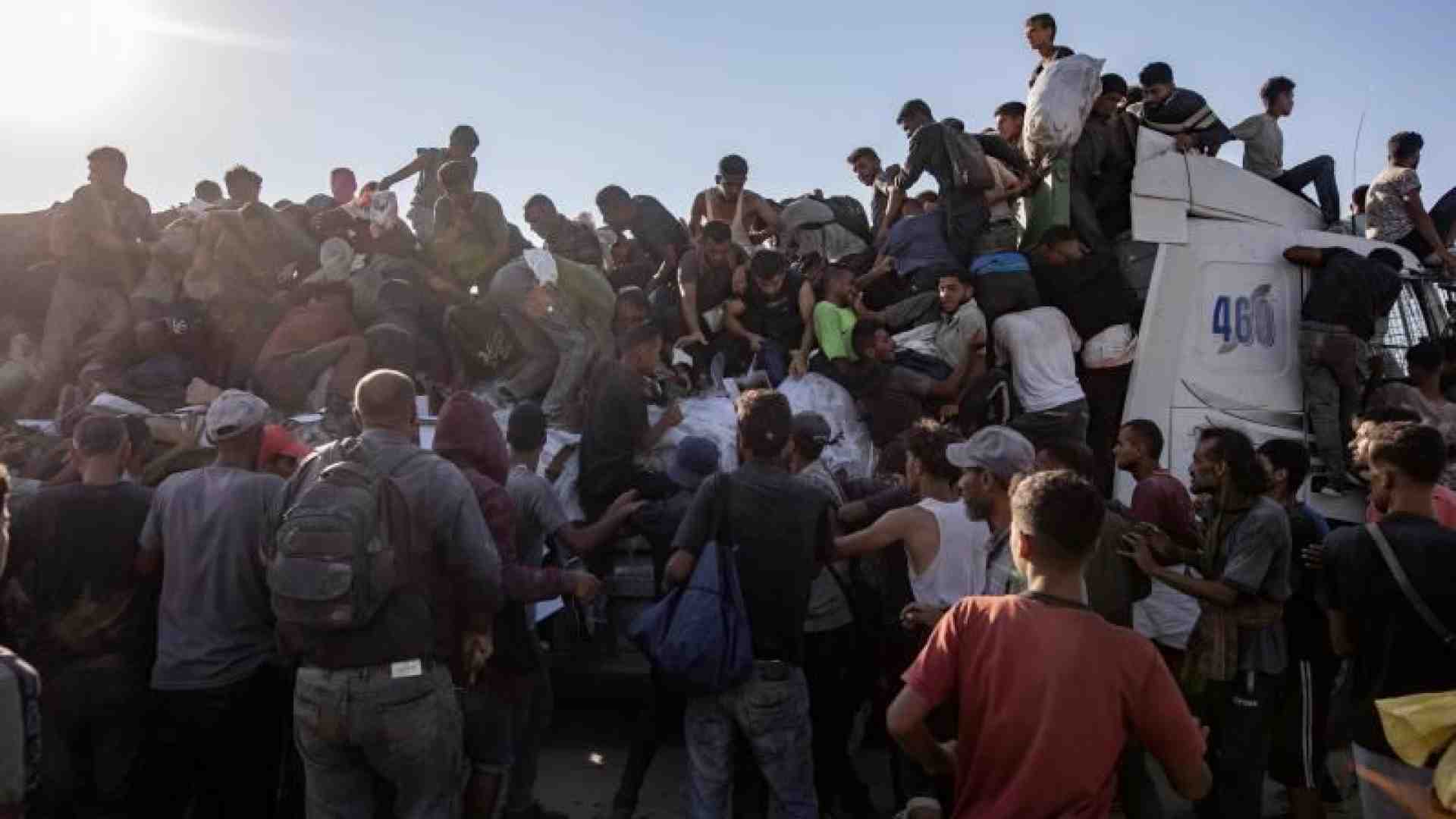Immagine di Così affamati da ribaltare un camion. La spinta Usa per più cibo a Gaza