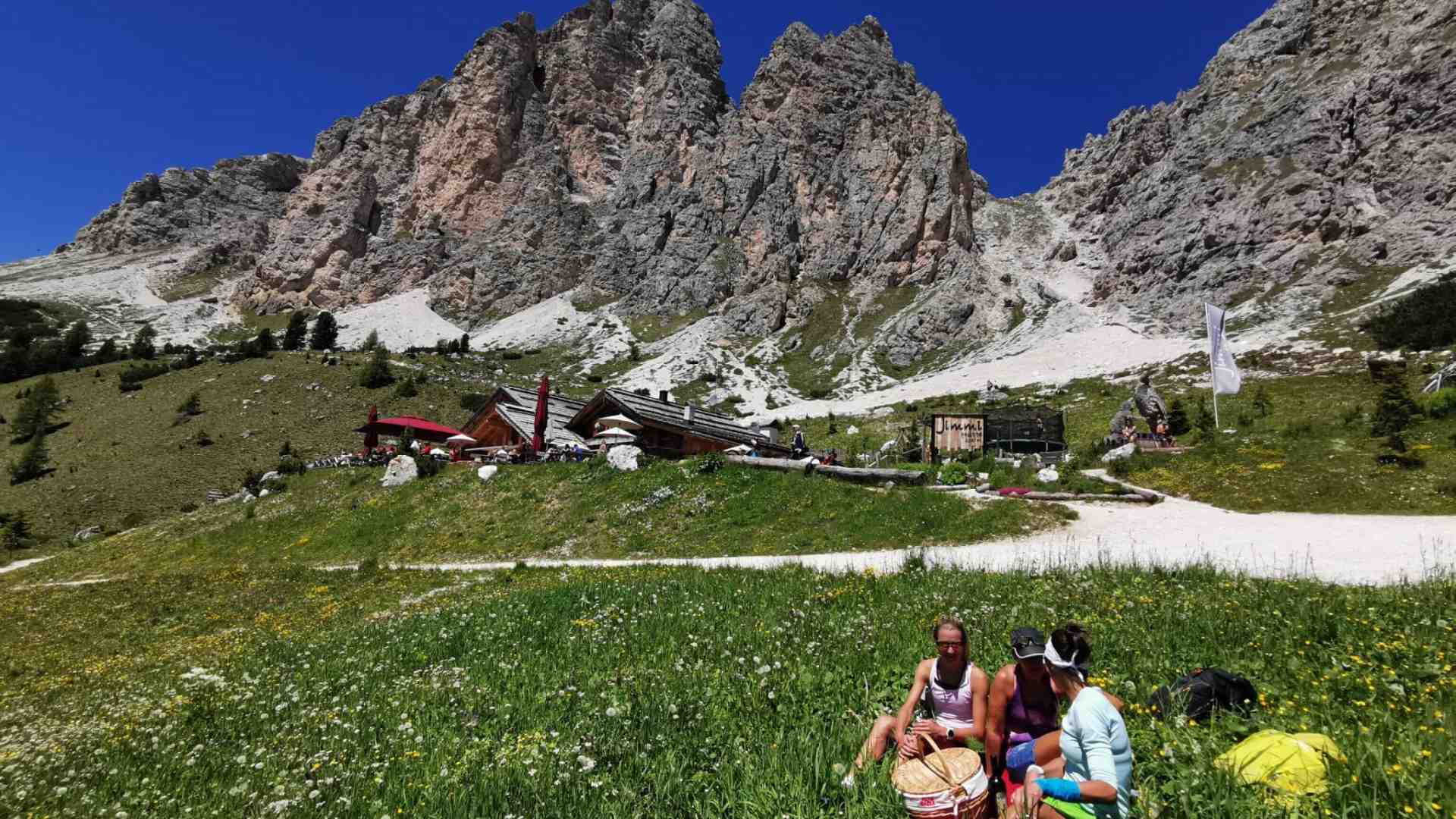 Immagine di No Unesco? Ahi, ahi, ahi. Le Dolomiti invase dai turisti non vogliono il bollino Onu