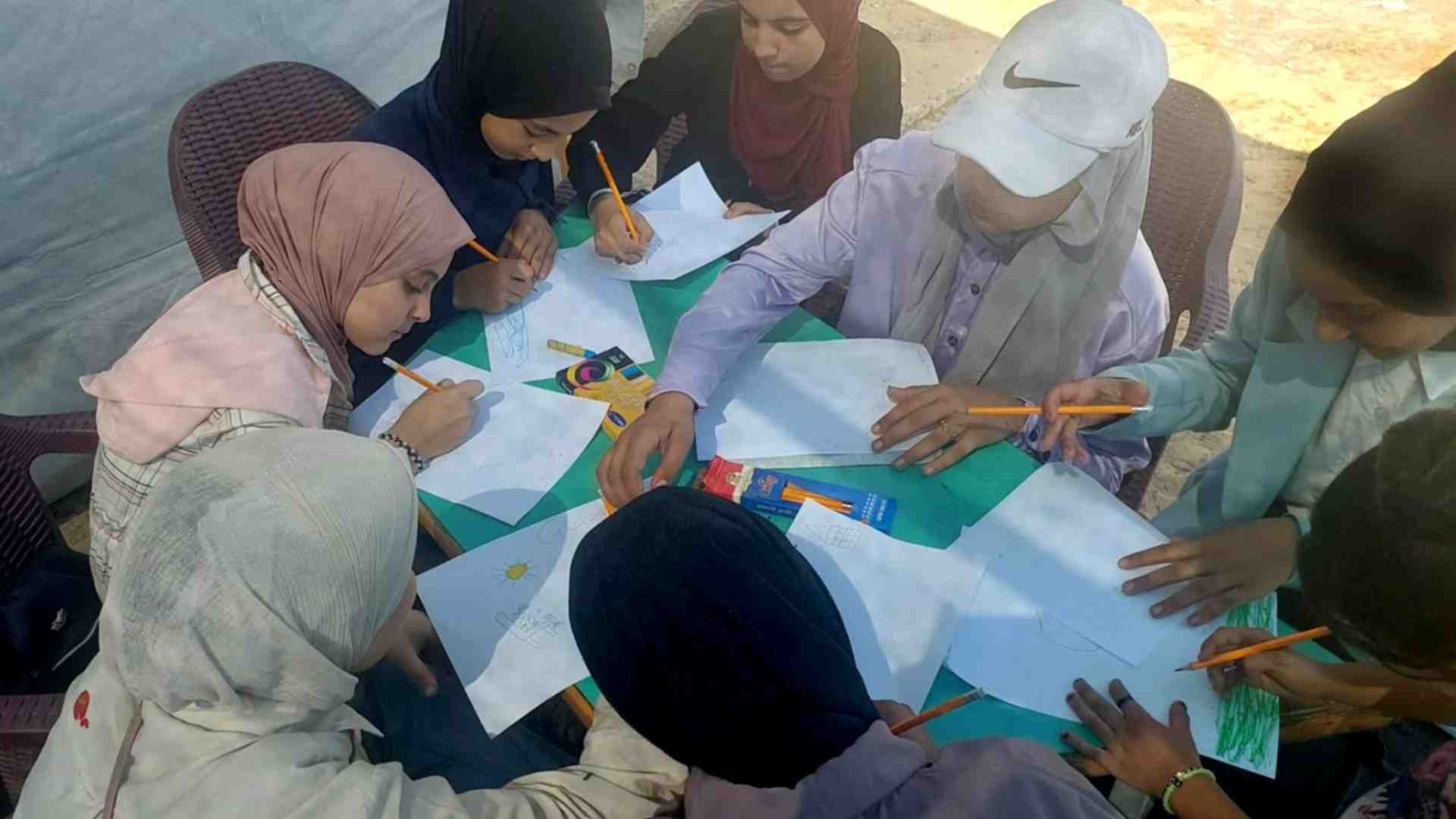 Immagine di «Bombardano tutto, anche le tende». Il dramma nei disegni delle ragazze