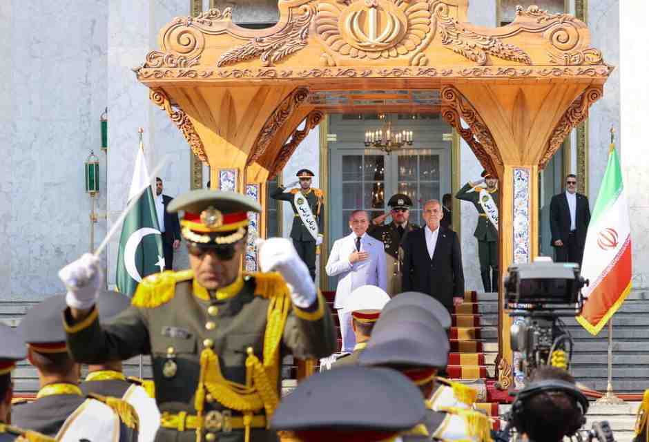 Il presidente iraniano Masoud Pezeshkian d&agrave; il benvenuto al primo ministro pachistano Shehbaz Sharif al Palazzo Saadabad il 26 maggio scorso a Teheran, in Iran (Getty)