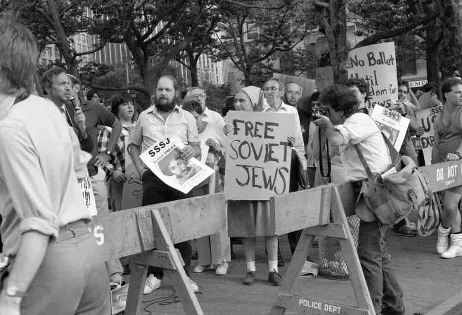 Manifestazione per la libert&agrave; degli ebrei sovietici a New York nel 1987. Un cartello recita "Liberate gli ebrei sovietici" (Rita Barros/Getty Images)&nbsp;<br />