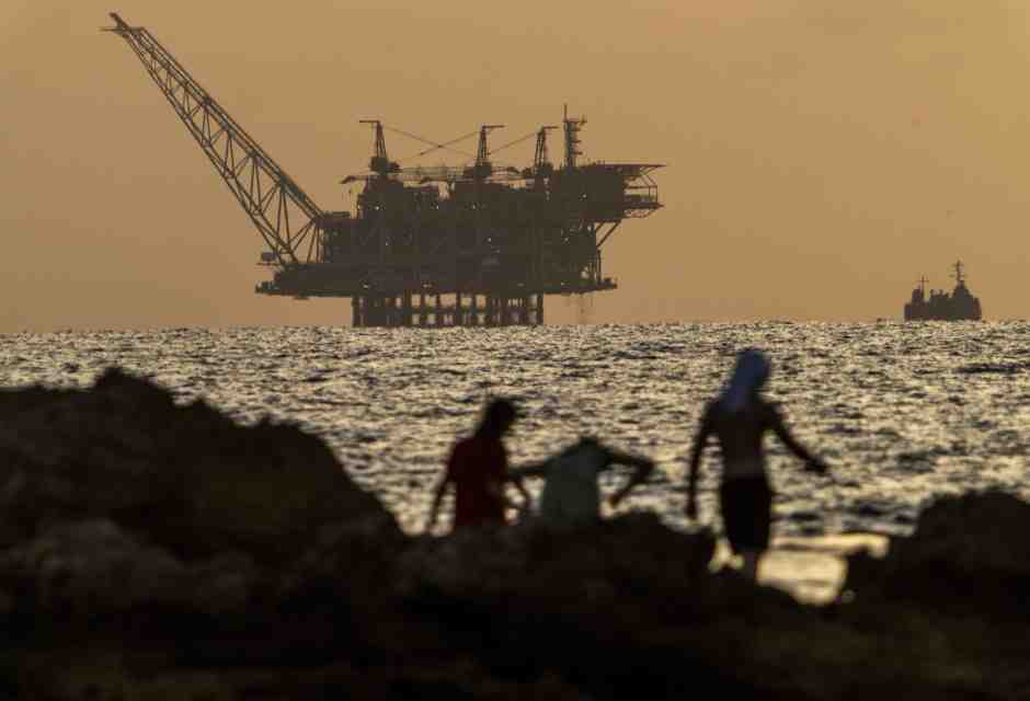 Una piattaforma petrolifera nel giacimento di gas Leviathan al largo di Israele (AP Photo/Ariel Schalit)&nbsp;<br />