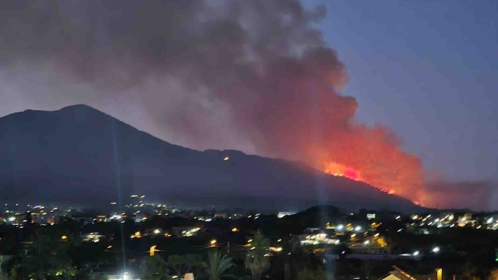 Immagine di Brucia il Vesuvio, si risveglia l'Etna