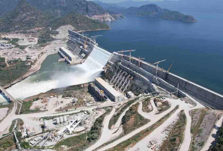 Vanto della manodopera di Gerd &egrave; il calcestruzzo rullato e compattato, necessario per le grandi dimensioni della diga (foto Webuild)&nbsp;<br />