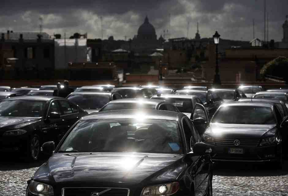 L&rsquo;ubriacatura da uso smodato di auto blu e scorte pu&ograve; avere effetti collaterali. In basso, il presidente dell&rsquo;Assemblea regionale siciliana Gaetano Galvagno (Ansa)&nbsp;<br />