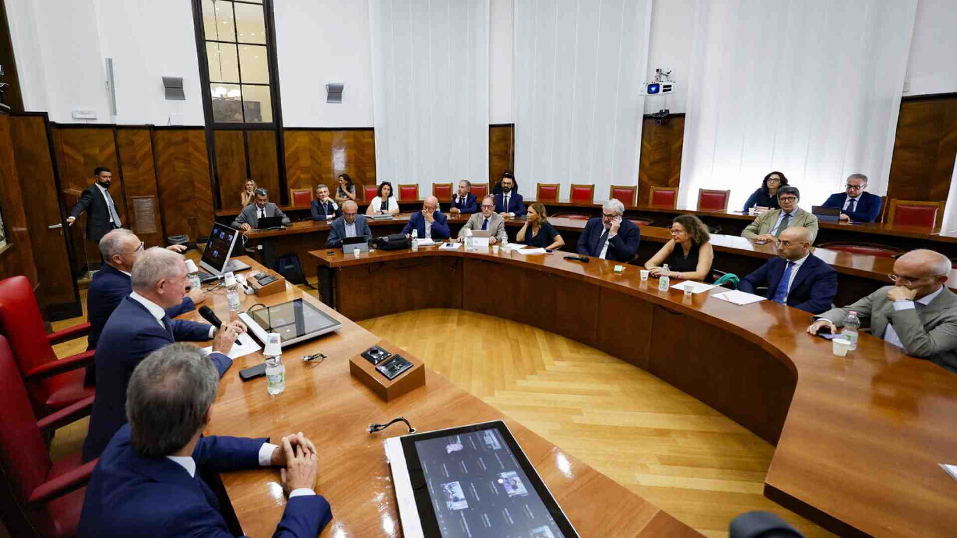 Immagine di “Giornata decisiva”. Ma sull’ex Ilva è tutto rinviato a settembre