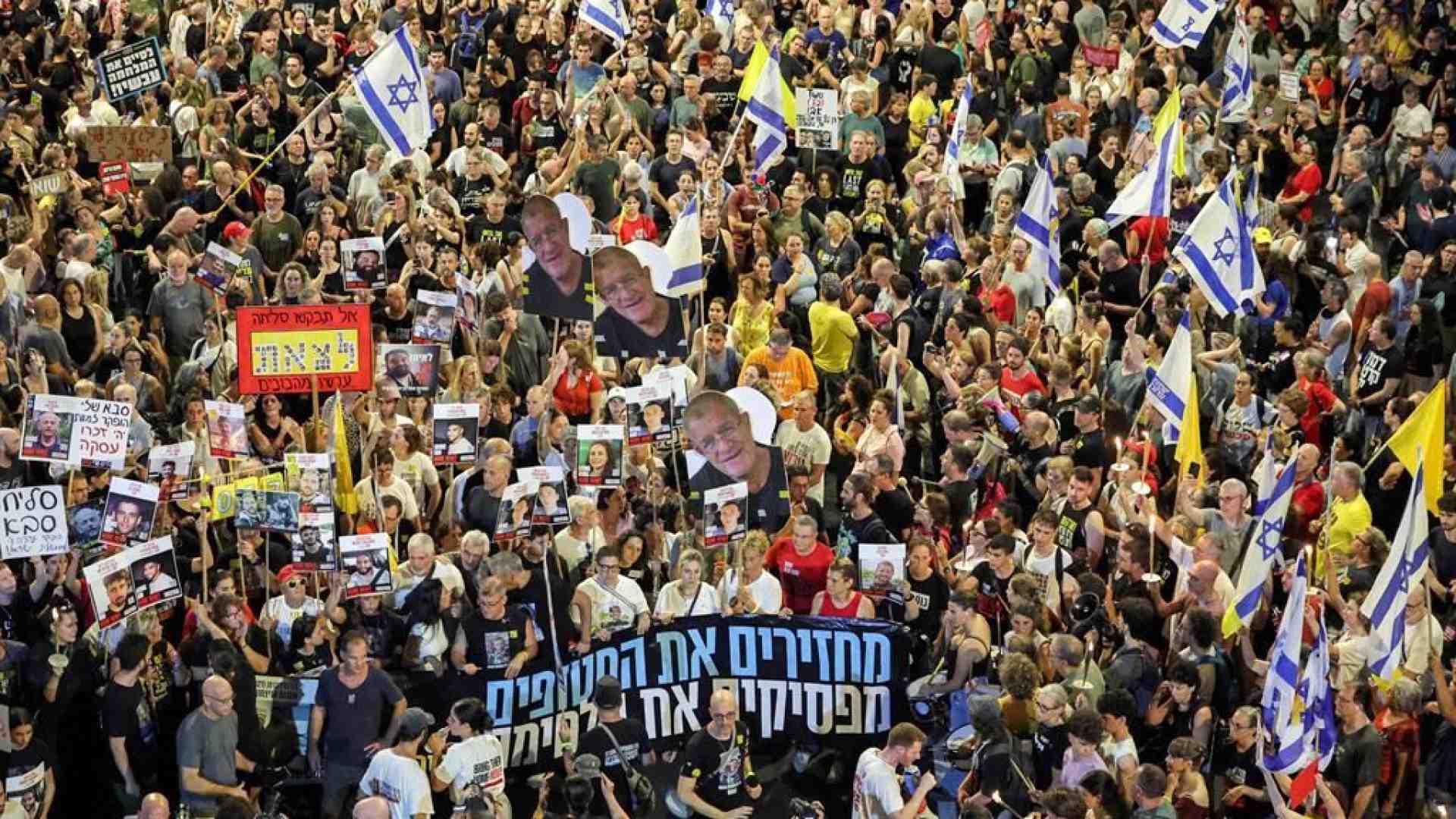 Immagine di I riservisti hanno "occupato" Tel Aviv. E la folla si schiera con l'esercito