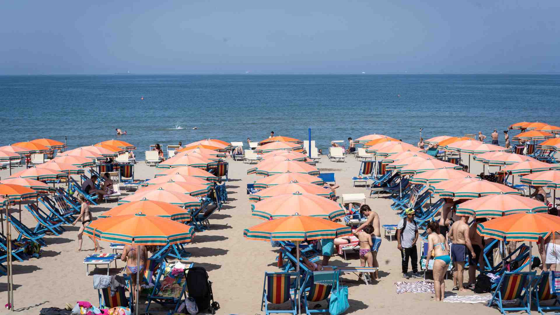 Immagine di Lo scontro balneare sui trend del turismo: la politica e le posizioni in campo