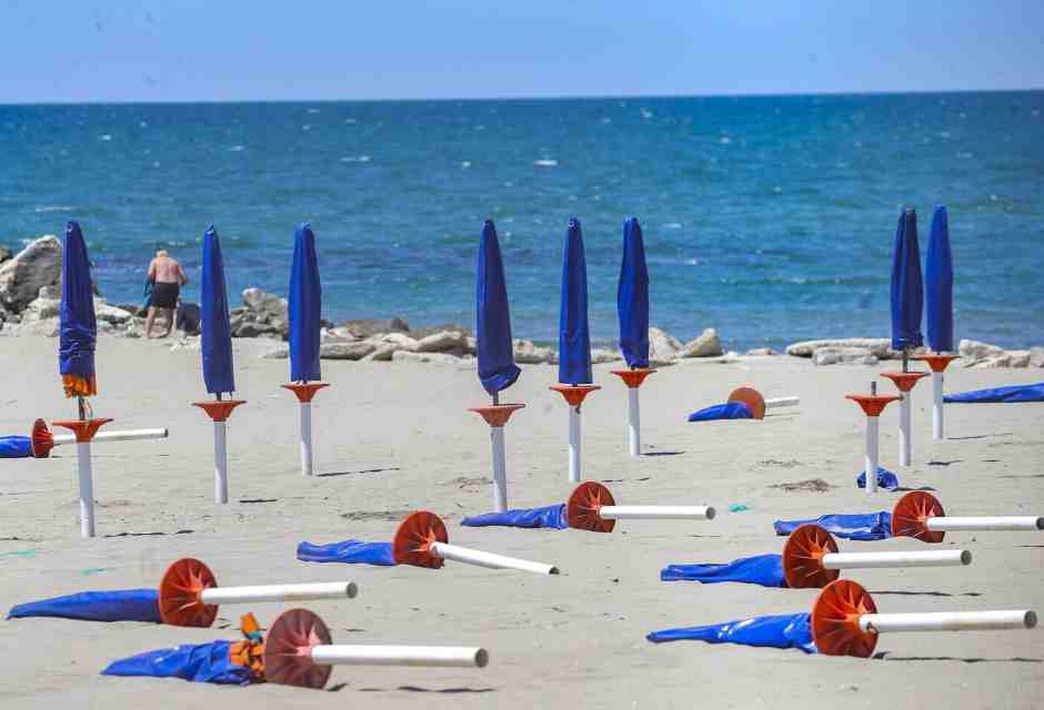 La montagna &egrave; di destra e lo scoglio di sinistra, la baita batte il lido e il borgo supera la riviera. La questione &egrave; politica, da bagnasciuga (foto Getty)&nbsp;<br />
