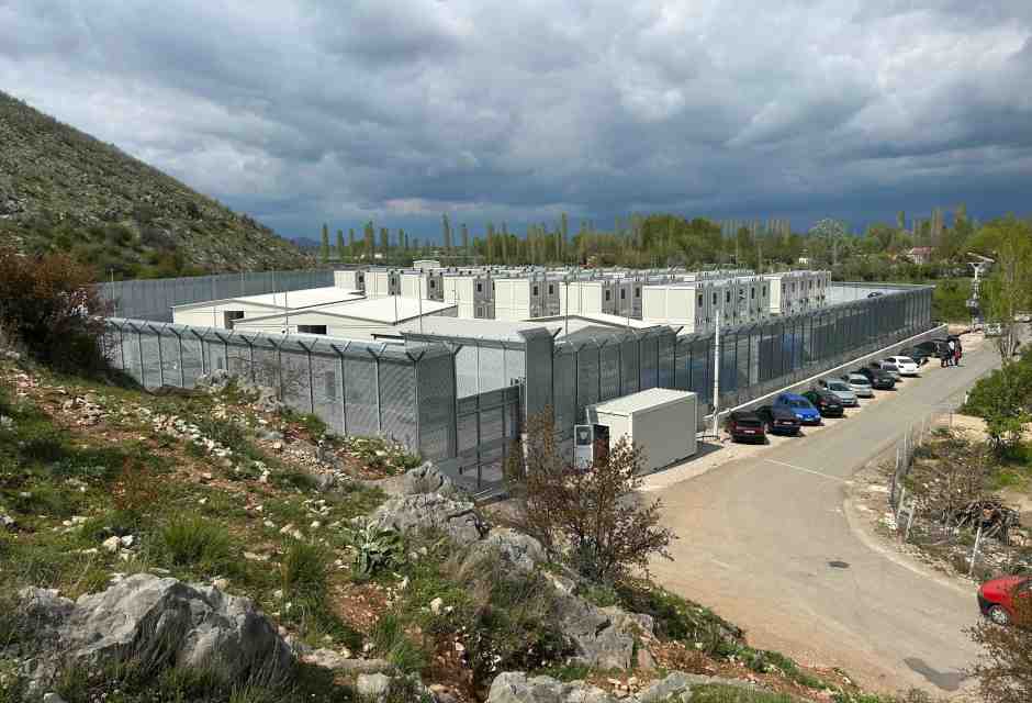 Il centro di permanenza per il rimpatrio di Gjader in Albania (Ansa/Domenico Palesse) <br />