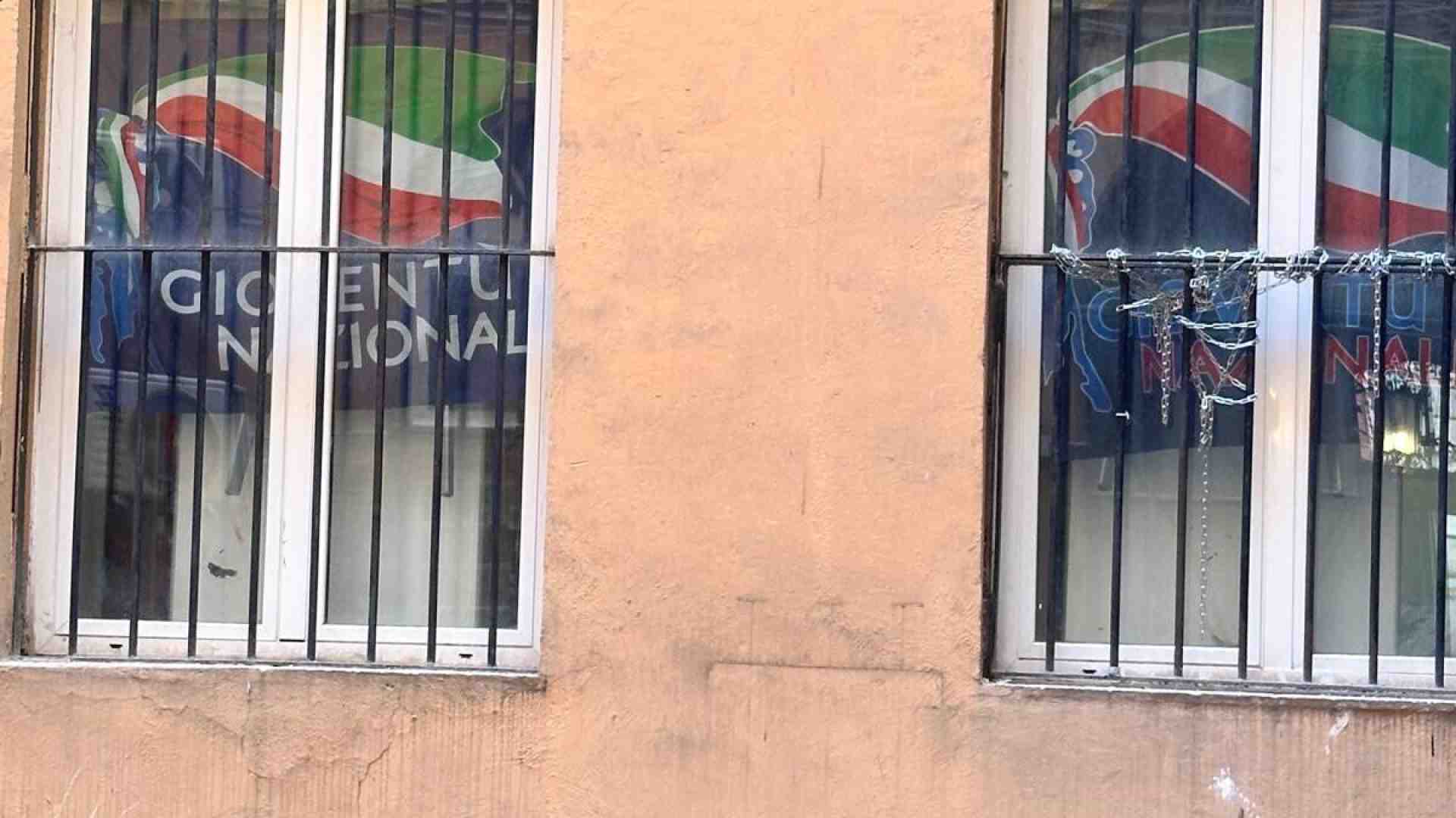 Immagine di Guerra dentro FdI, i ragazzi di Gioventù Nazionale occupano la sede del partito e si barricano dentro: arriva la polizia