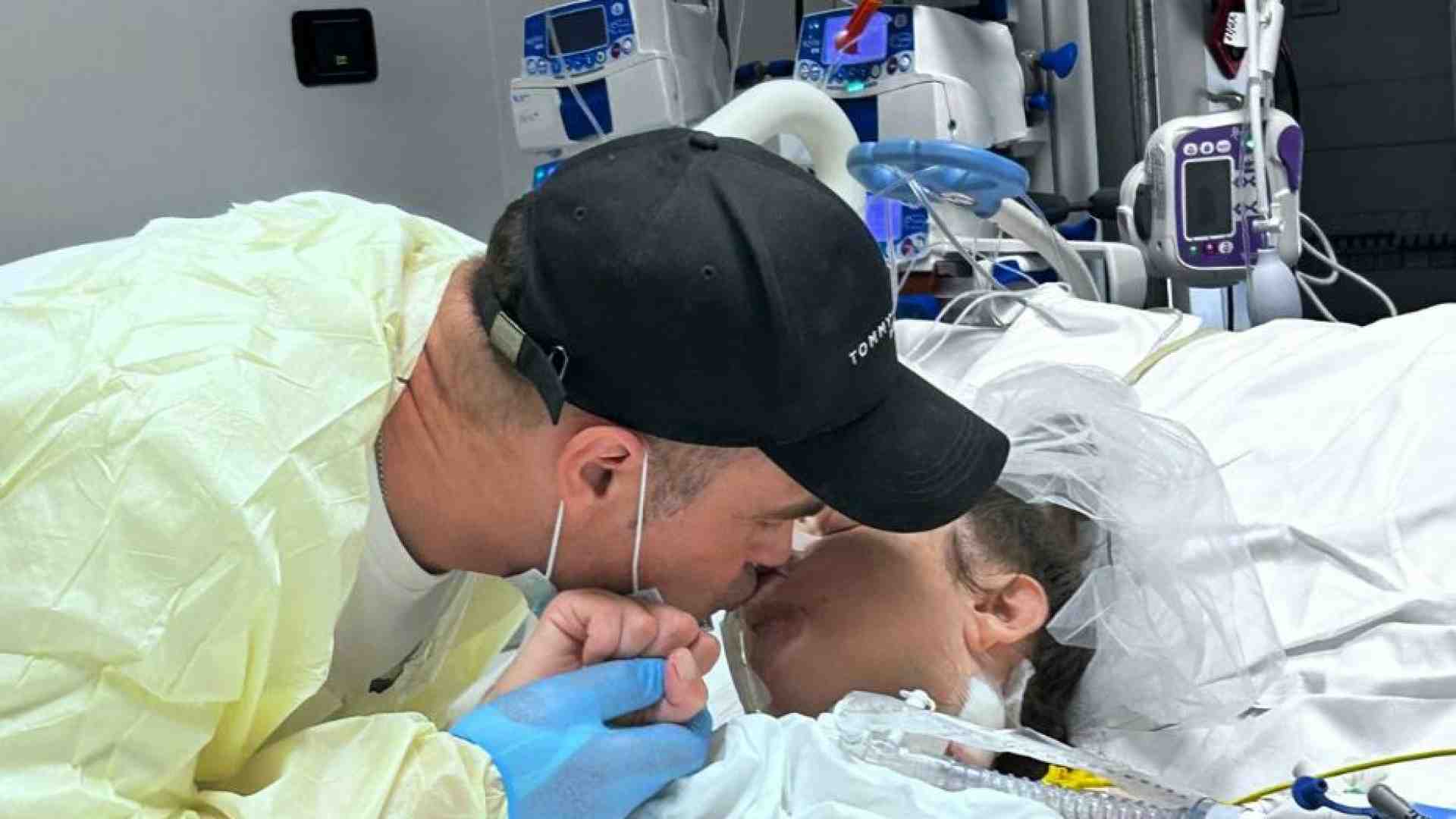 Immagine di Maria sposa in terapia intensiva. Il “sì” col pollice alzato