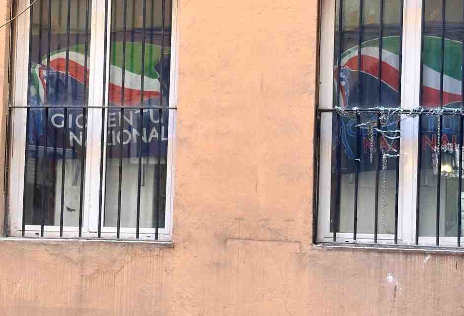 Guerra dentro FdI, i ragazzi di Gioventù Nazionale occupano la sede del partito e si barricano dentro: arriva la polizia