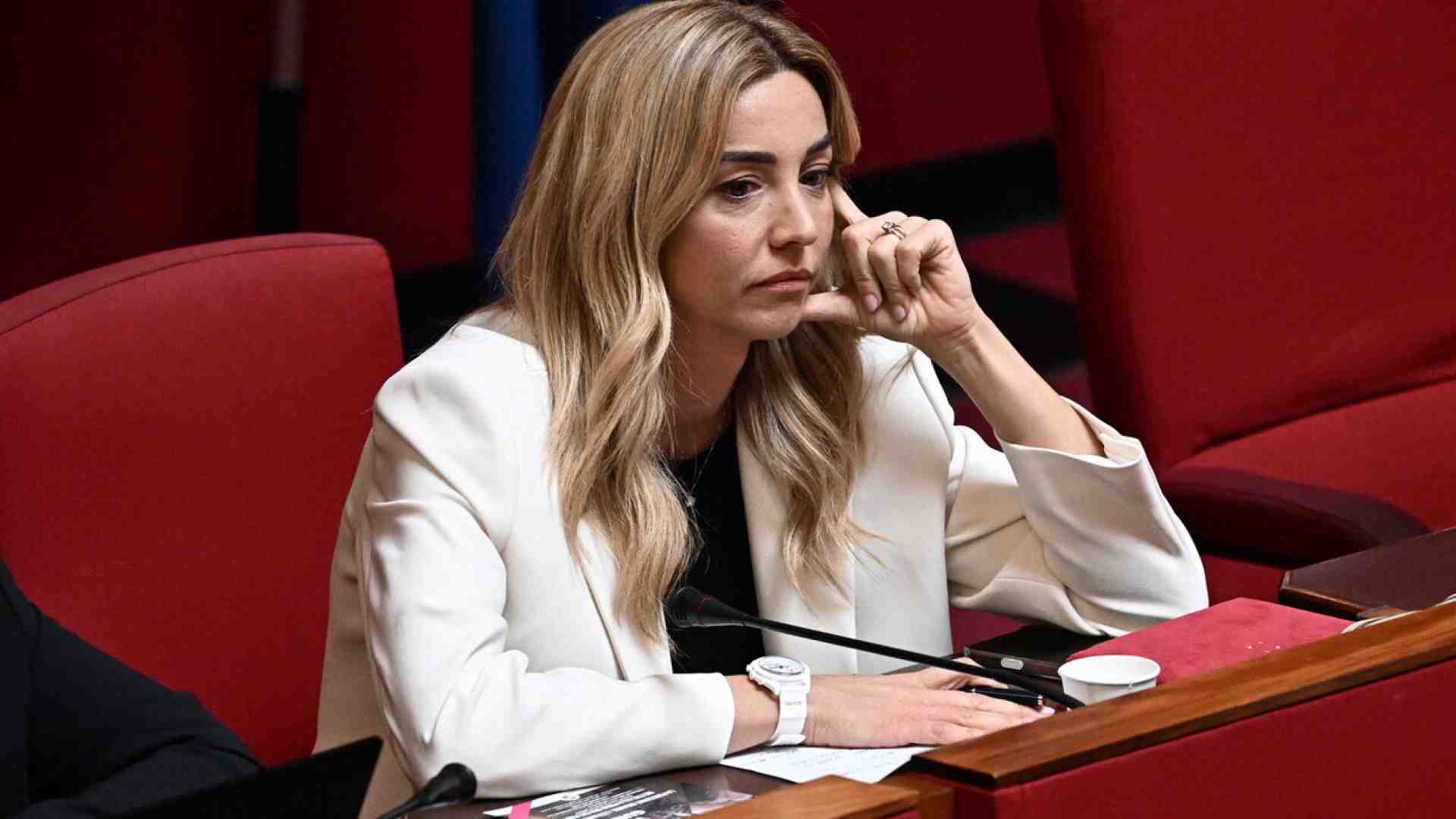 Immagine di Gli scogli di Salis. Il no allo Skymetro, il traffico in tilt, “Stazzema come Gaza”: tutte le rogne della sindaca di Genova