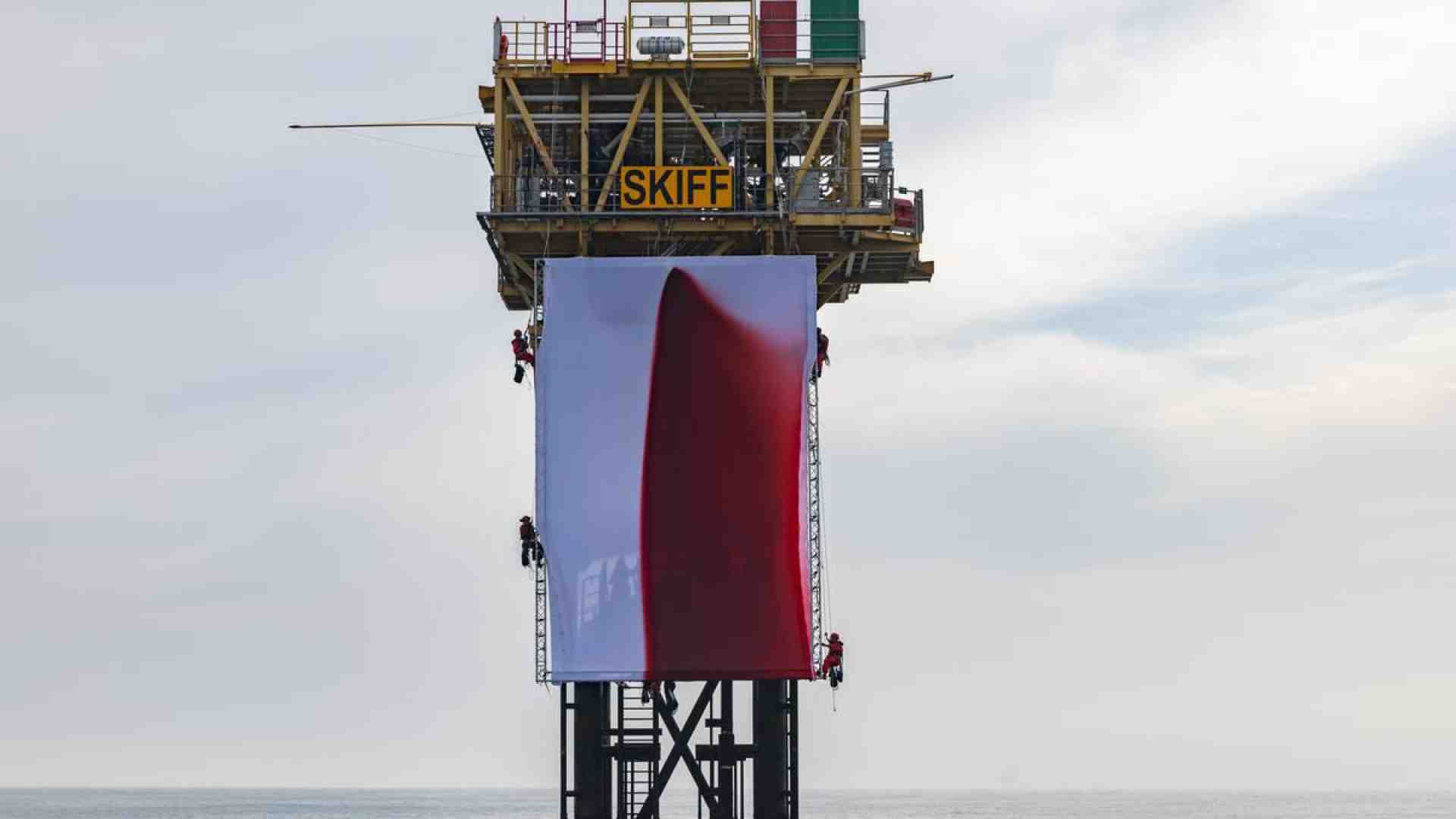 Immagine di Greenpeace installa una gigantesca opera di Anish Kapoor su una piattaforma Shell
