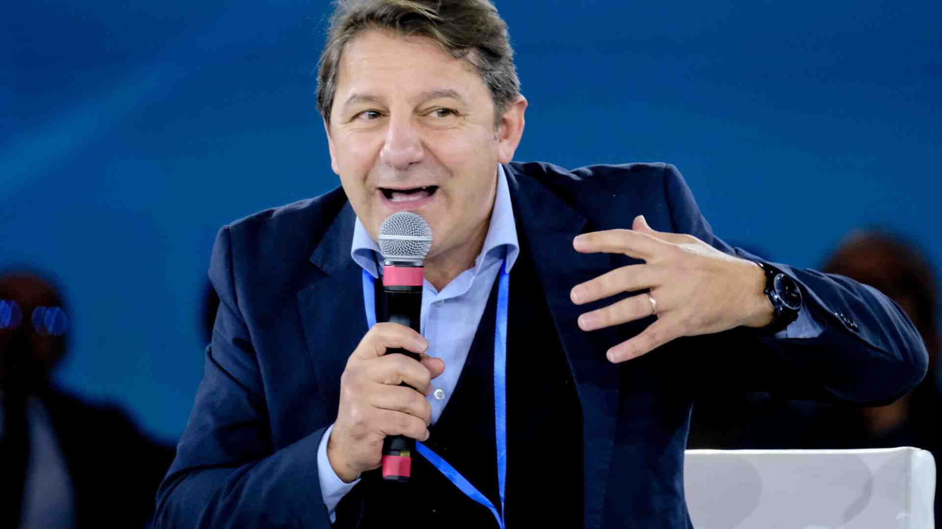 Immagine di Tridico pinne e pedalò. Schlein gli dice: "Candidati in Calabria!", ma l'ex presidente Inps risponde: "Mia moglie non vuole"