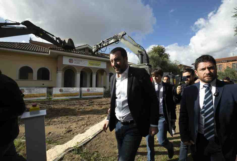 Salvini parcheggia la betoniera e risale sulla ruspa