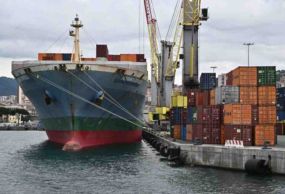 Una veduta del moli e delle navi portacontainer del porto di Genova (Ansa)&nbsp;<br />
