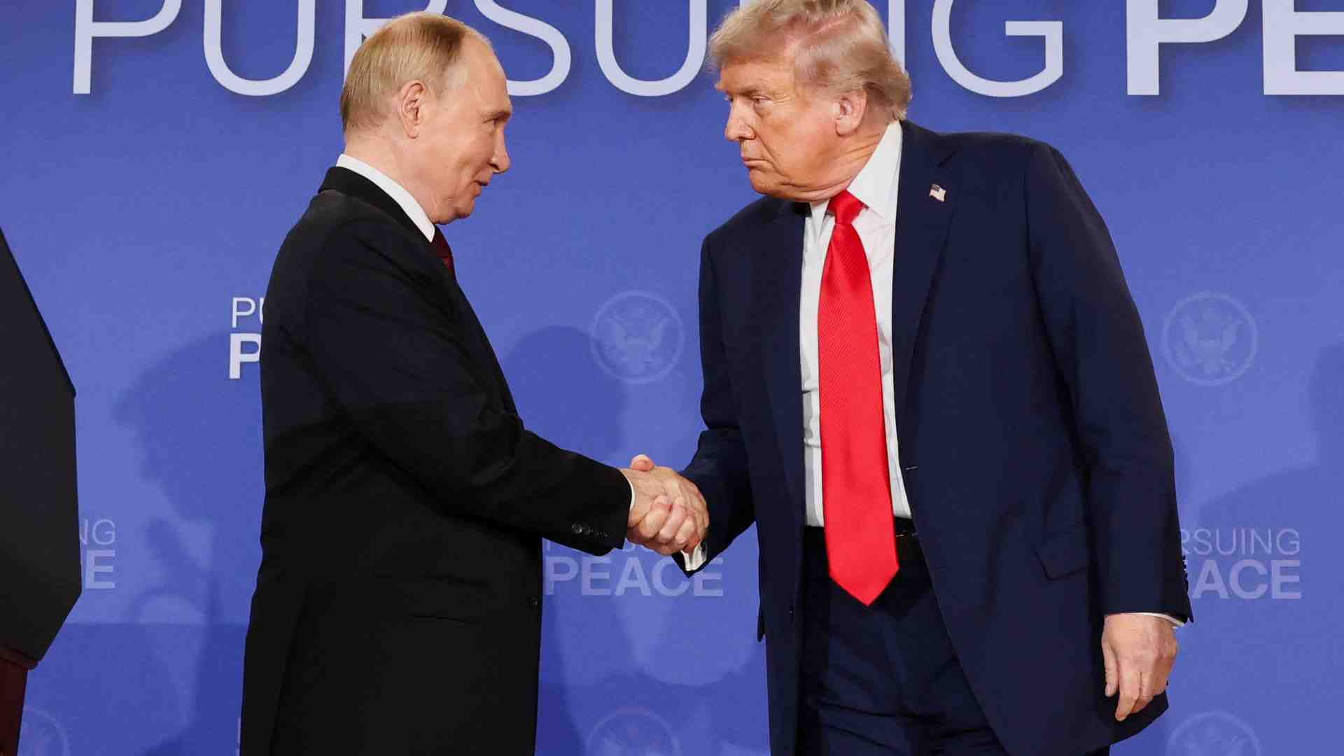 Immagine di Trump, Putin, la pace lontana. E Zelensky costretto a prendere o lasciare