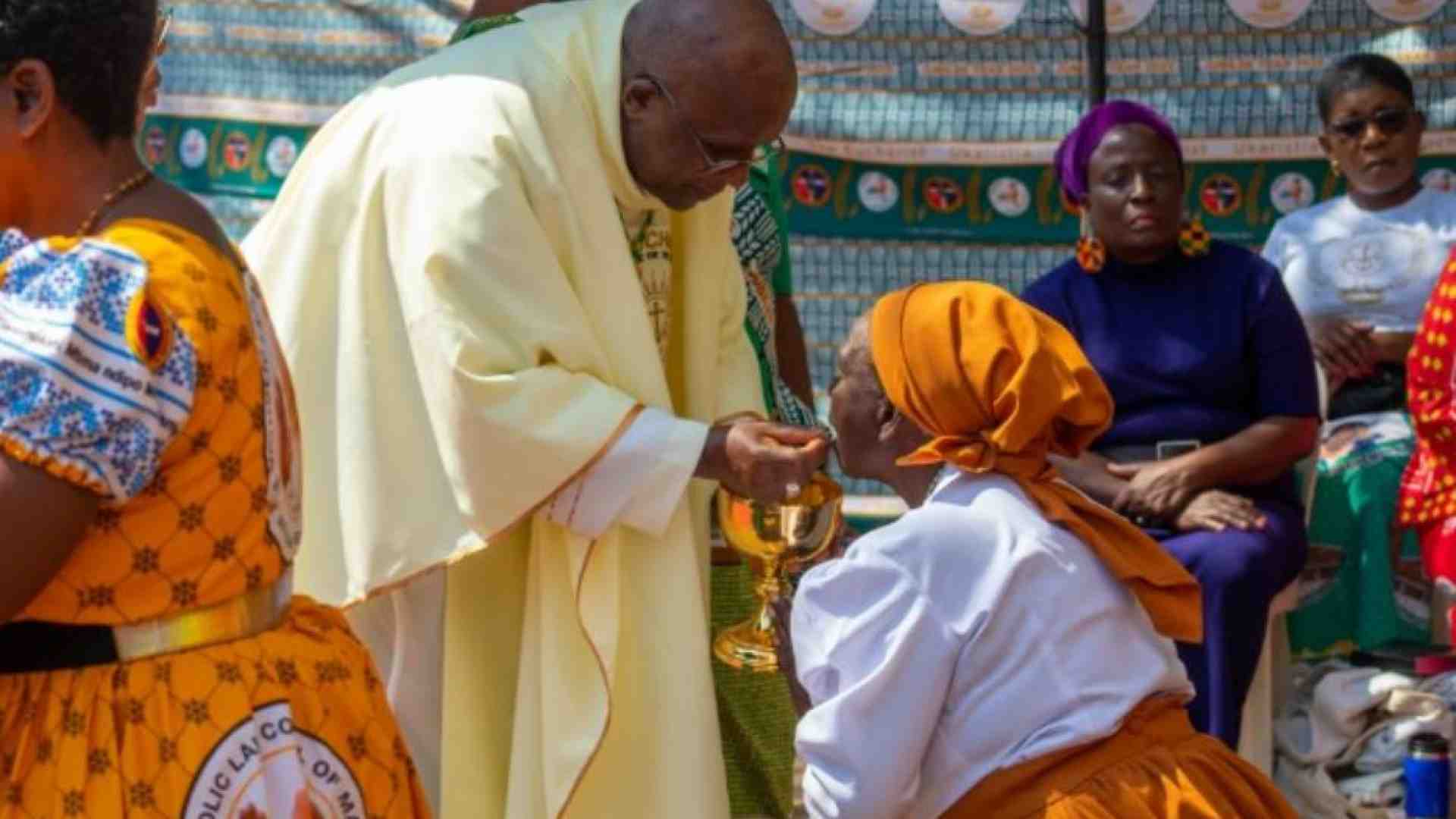 Immagine di La lezione della Chiesa del Malawi: no all'uso dei cellulari a Messa e non solo