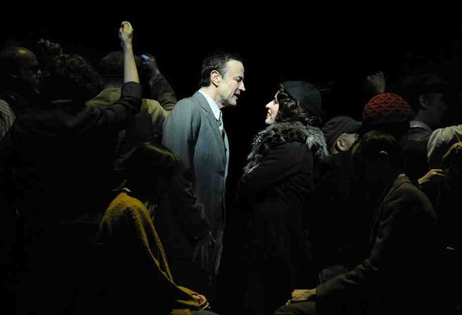 Susan Lynch e Paul Rhys ne Il maestro e Margherita di Mikhail Bulgakov, diretta da Simon McBurney al Barbican di Londra. (Foto Getty)