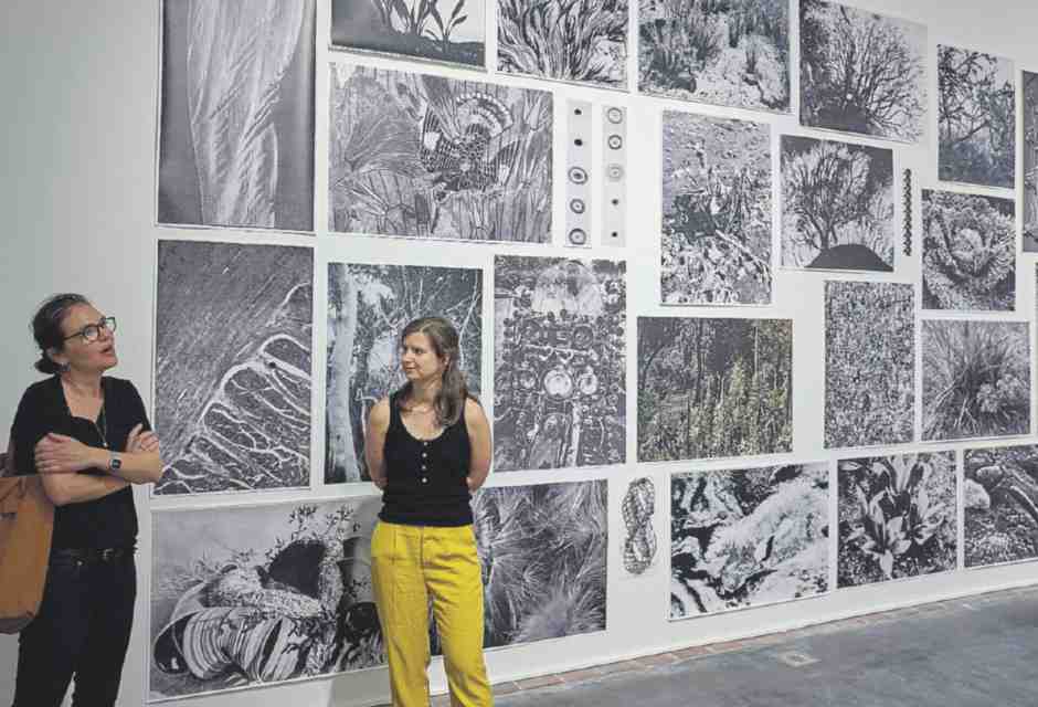 Suter con la curatrice Anna Dannemann al Deutsche B&ouml;rse Photography Foundation Prize 2018 (Getty)&nbsp;<br />