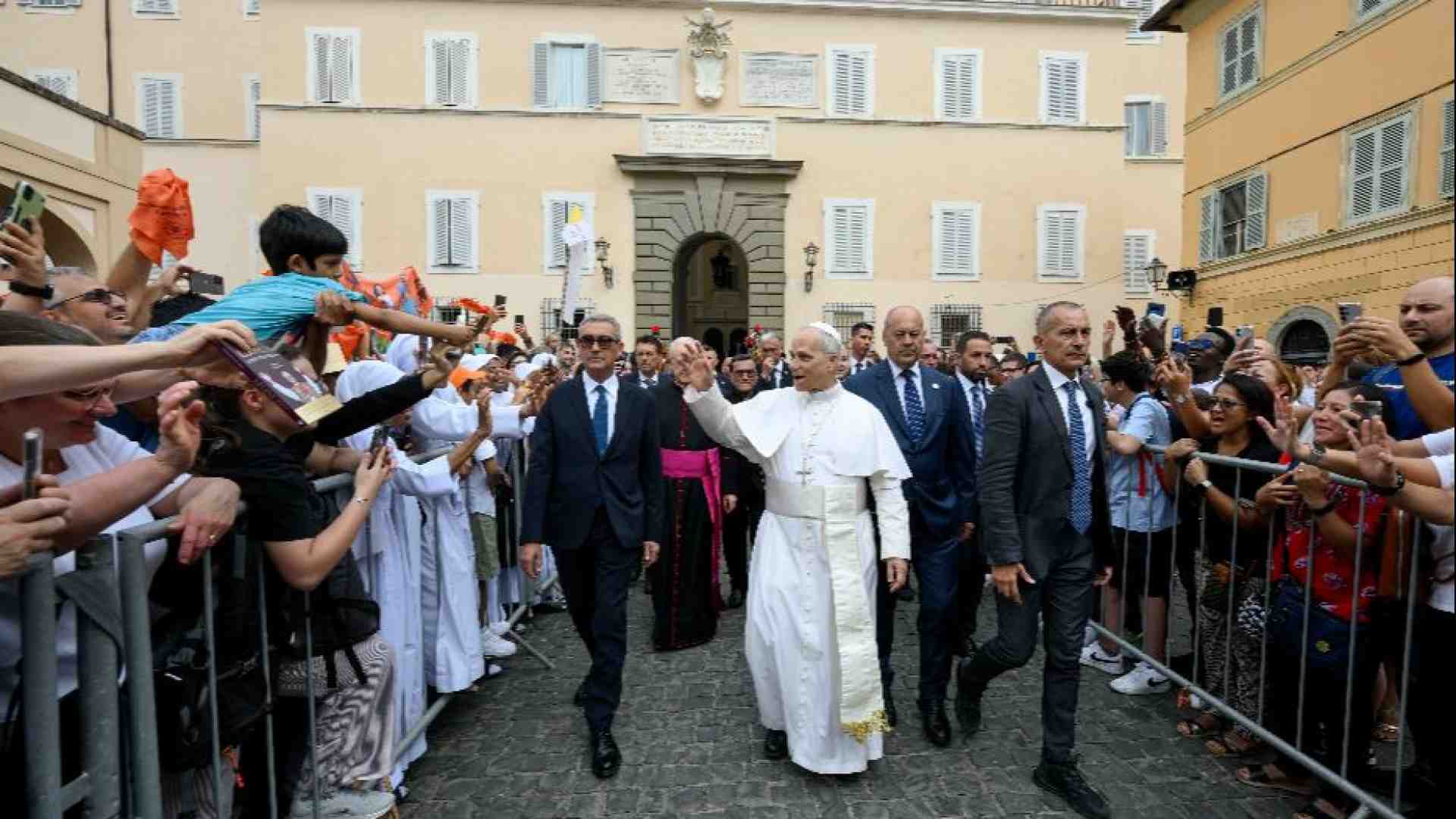 Immagine di La lunga tavola apparecchiata a Castel Gandolfo: Leone XIV pranza coi poveri