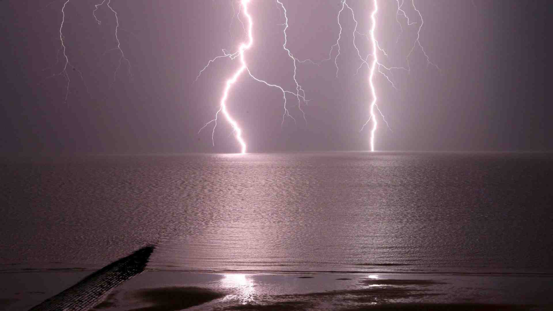 Immagine di Morti e feriti: perché così tanti fulmini ad agosto (e come evitarli)