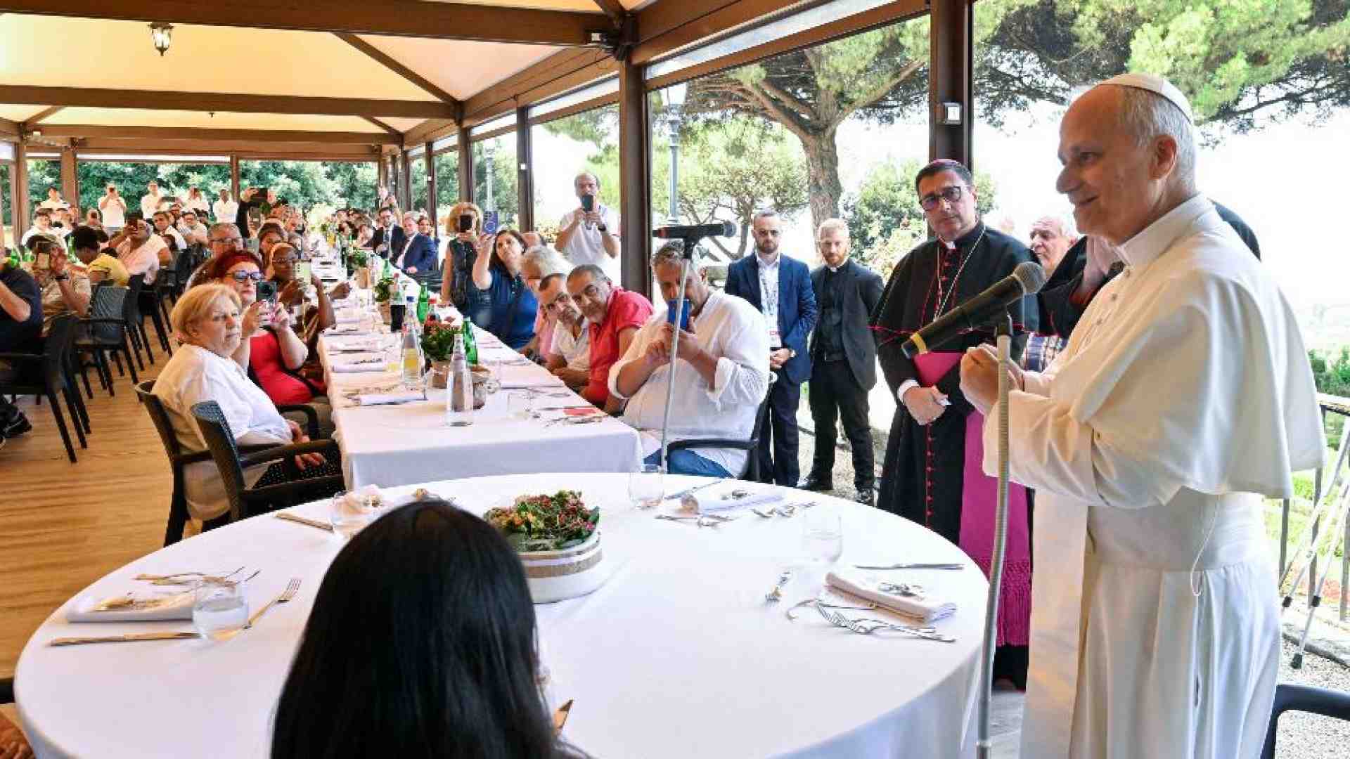 Immagine di Il Papa e il pranzo con i poveri: «Vadano a buon fine gli sforzi per la pace»