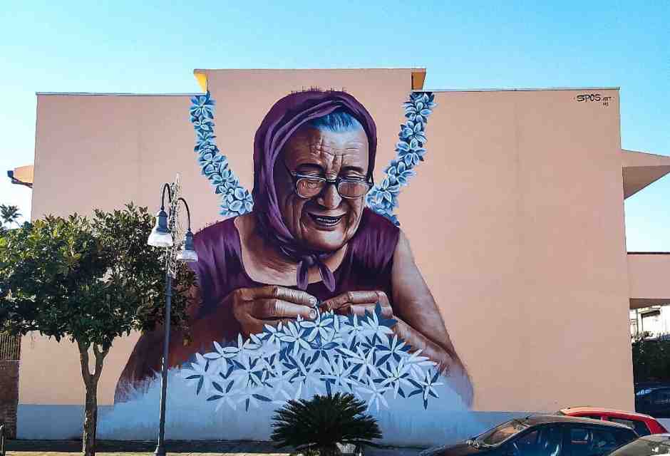 Il murales dedicato alle gelsominaie realizzato dall&rsquo;artista Andrea Sposari a San Filippo del Mela (Facebook - AndreaSpos.art/)&nbsp;<br />