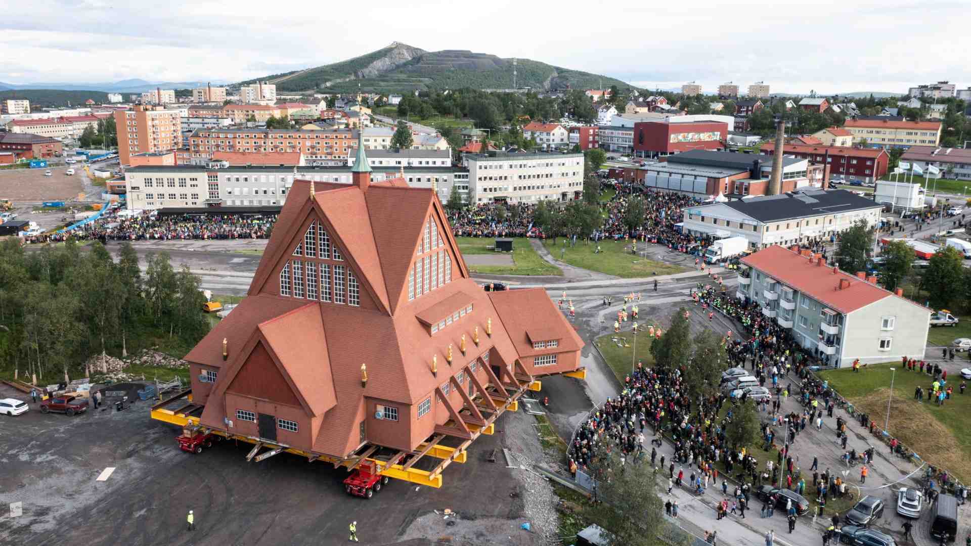 Immagine di La chiesa “storica” a rischio crollo spostata sulla strada per 5 chilometri